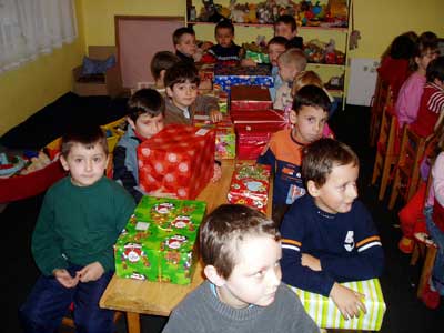 Kinder im Klassenraum mit ihren Geschenken